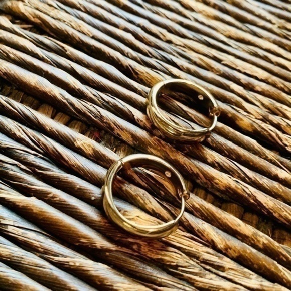 ✨💛 Chunky Gold Tone Hoops ✨✨✨ - Picture 5 of 8